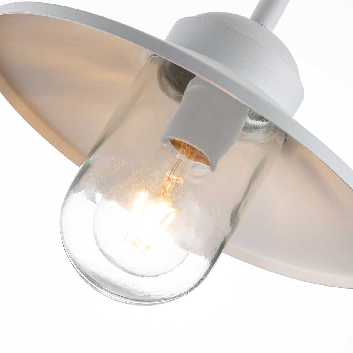Klampenborg Ø28 Weiß außenlampe Von Elstead Lighting - Die Lampe verfügt über die Schutzart IP44 und wird mit einer beeindruckenden 15-jährigen Garantie geliefert, was sie sowohl praktisch als auch langlebig macht.