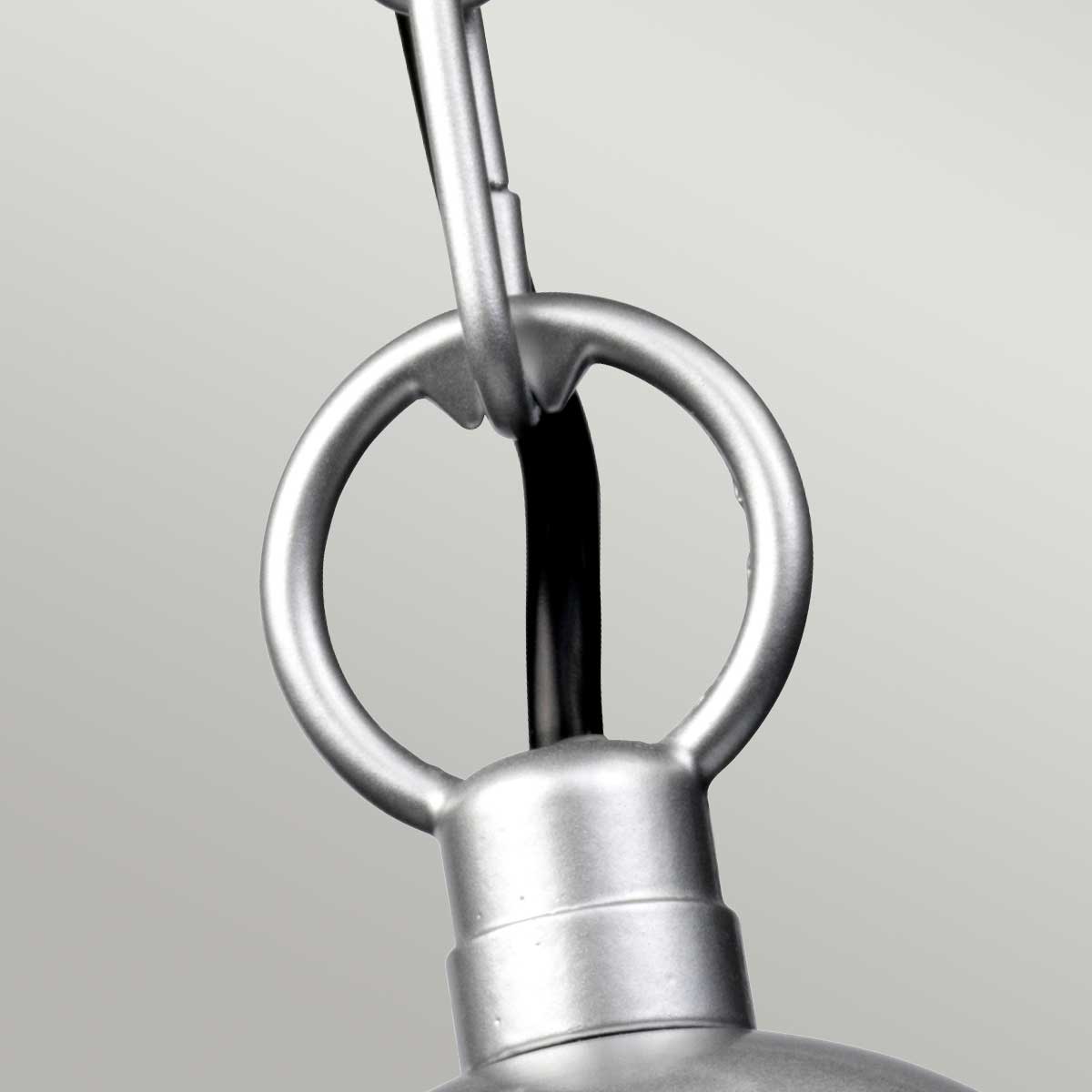 Klampenborg Ø28 Silber Von Elstead Lighting - Tillverkad av rostfritt st&aring;l i silverfinish och glas, erbjuder den en robust konstruktion som st&aring;r emot v&auml;der och vind.