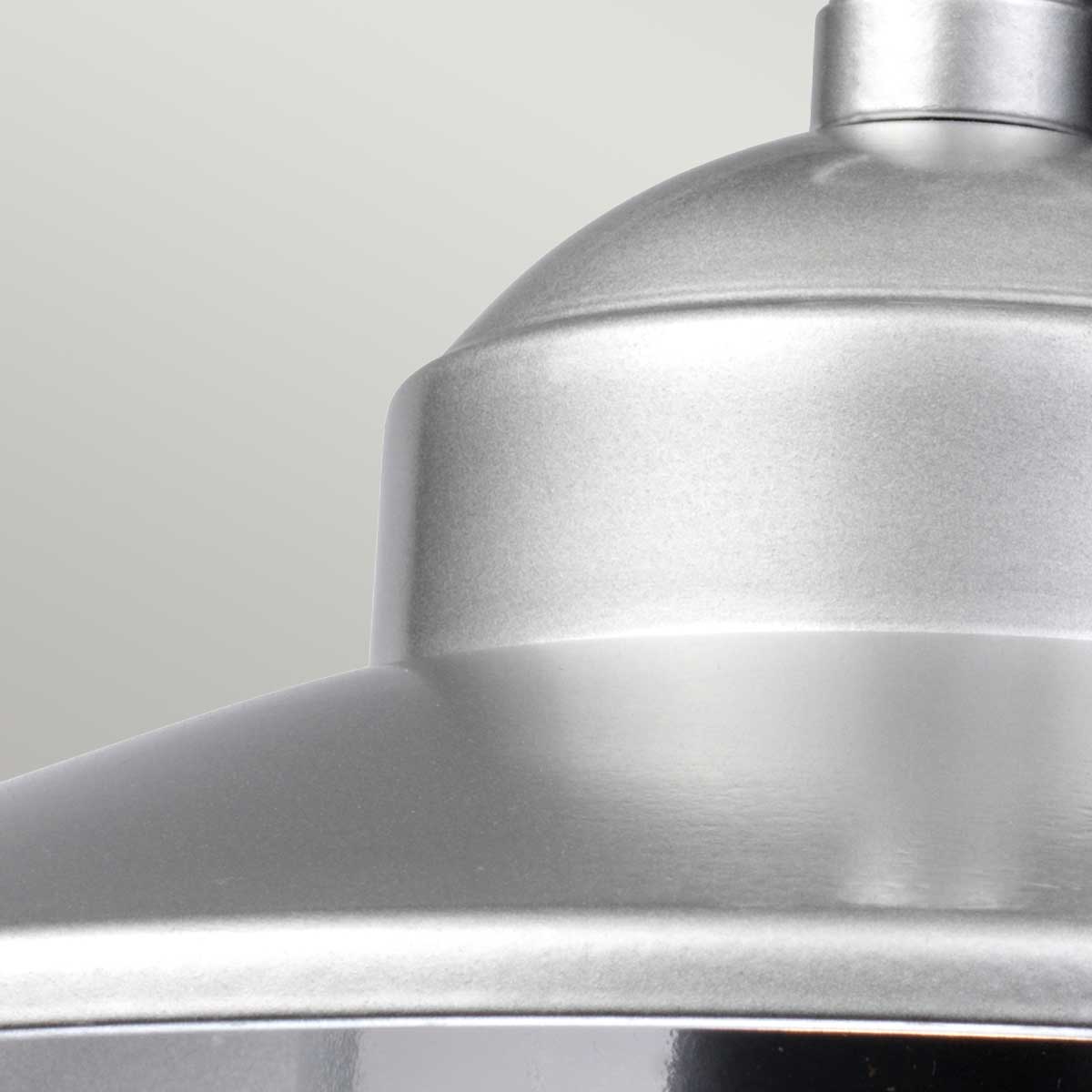 Klampenborg Ø28 Silber Von Elstead Lighting - Tillverkad av rostfritt st&aring;l i silverfinish och glas, erbjuder den en robust konstruktion som st&aring;r emot v&auml;der och vind.