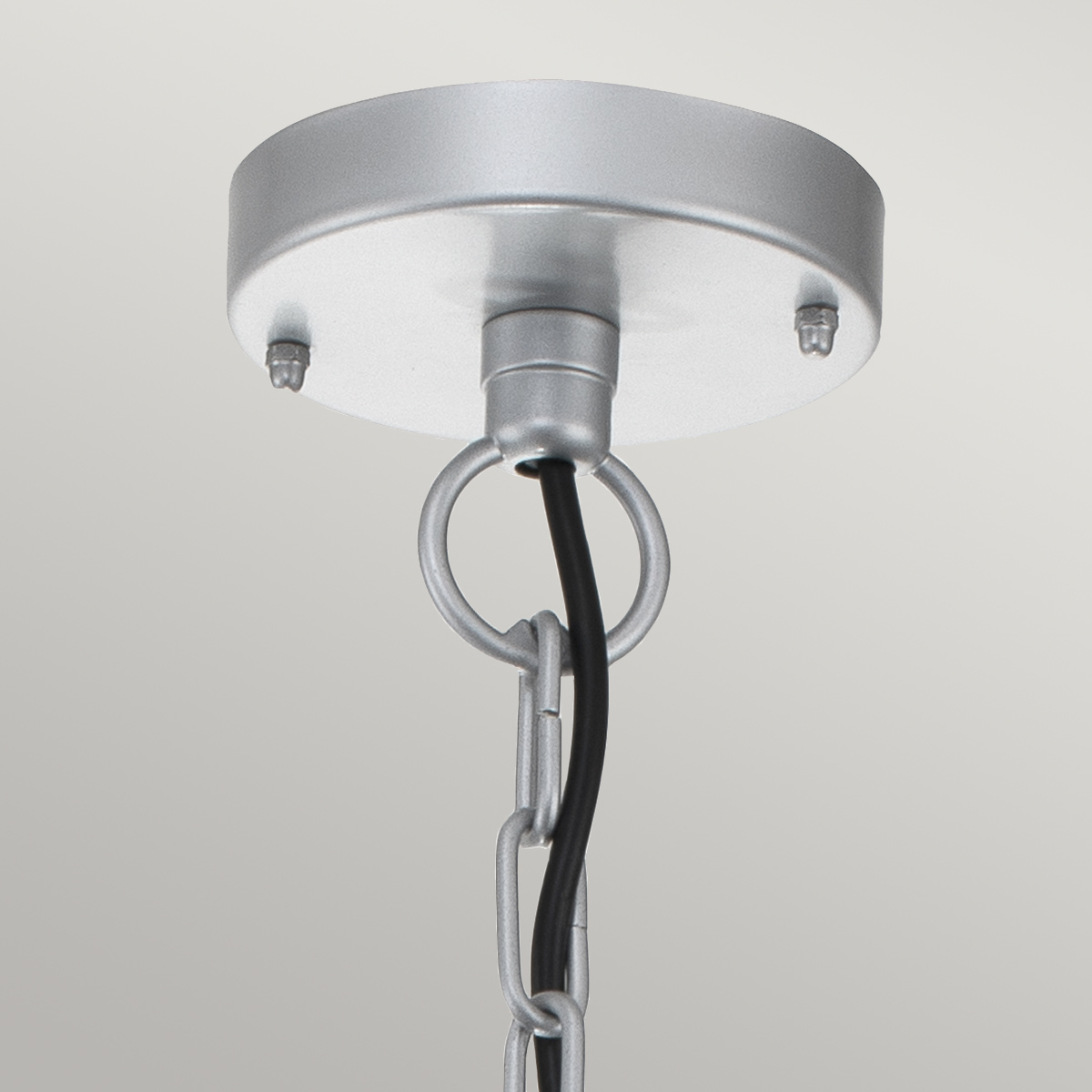 Klampenborg Ø28 Silber Von Elstead Lighting - Tillverkad av rostfritt st&aring;l i silverfinish och glas, erbjuder den en robust konstruktion som st&aring;r emot v&auml;der och vind.