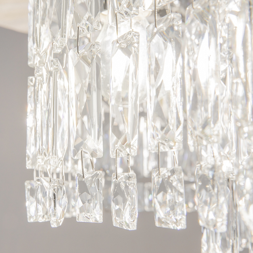 Dune Ø45 Chrom kristall Von Maytoni - Die funkelnden Prismen fangen das Licht ein und erzeugen eine luxuri&ouml;se Atmosph&auml;re im Raum.