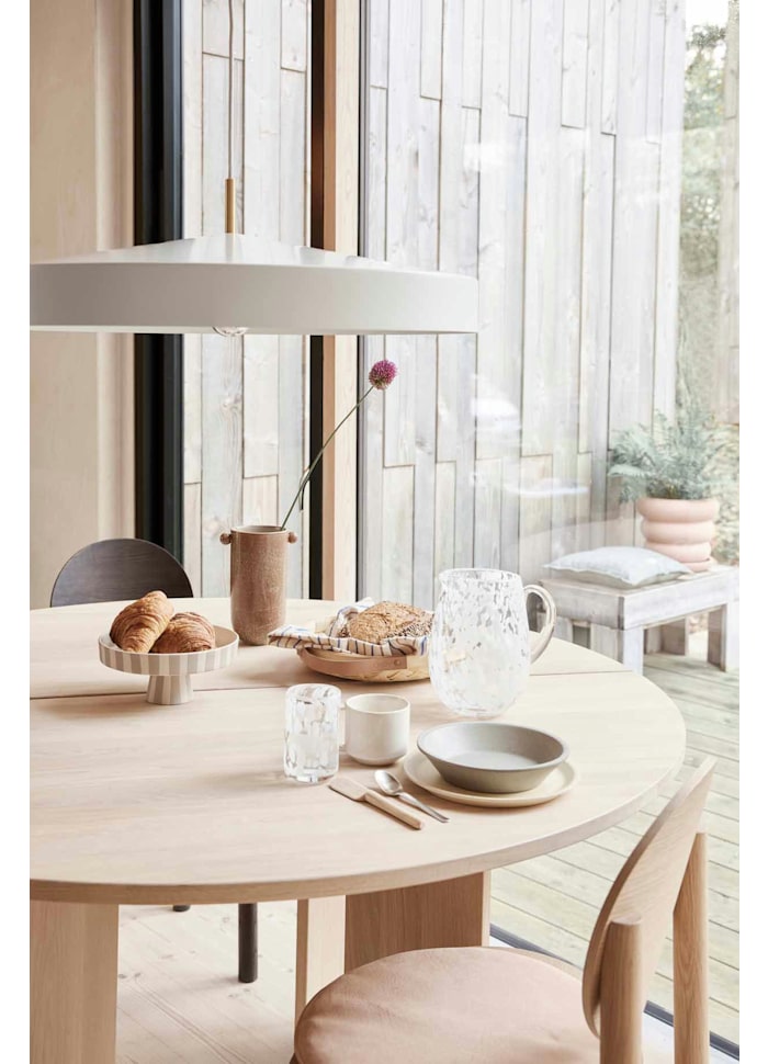 Hatto Ø65 Weiß hängelampe Von OYOY - Die Hatto Pendelleuchte in Wei&szlig; besticht durch ihr stilvolles Design mit matter Oberfl&auml;che, eleganten Messingdetails und einem Textilkabel.