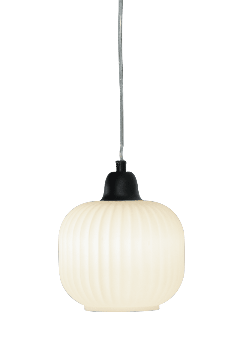 Zoombild von Elin Ø15 Weiß fensterlampe Von Aneta Lighting - Die Fensterleuchte Elin besticht durch ihr stilvolles Design aus schwarzem Metall und einen dekorativ geriffelten Glasschirm in Weiß, der ein sanftes, schönes Licht verbreitet.