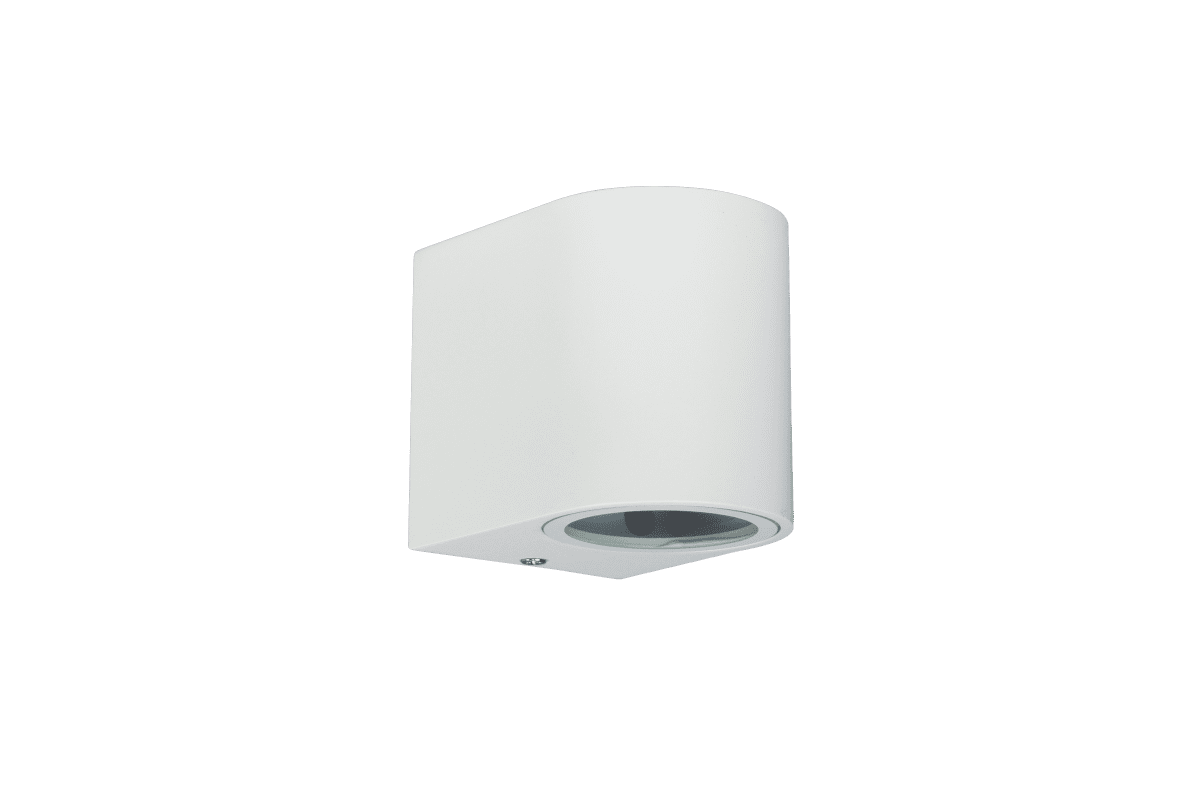 Tor Single Weiß außenlampe Von Lampan - Lampan lyser fint ner p&aring; v&auml;ggen och skapar en h&auml;rlig atmosf&auml;r.