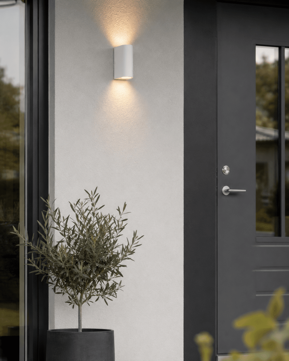 Tor Duo Weiß außenlampe Von Lampan - Lampan lyser fint ner och upp p&aring; v&auml;ggen och skapar en h&auml;rlig atmosf&auml;r.