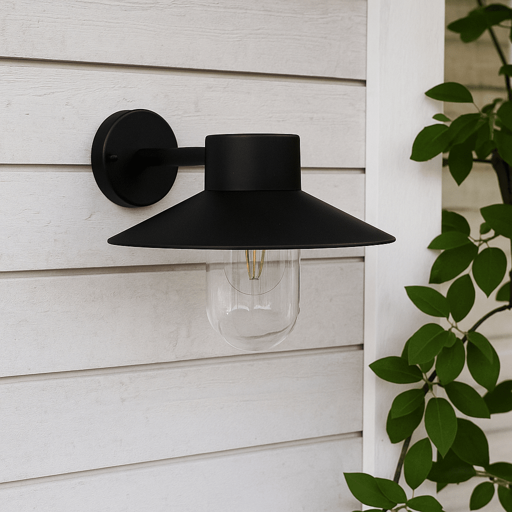 Onsala Schwarz außenlampe Von Nordic Lighting - Sie eignet sich besonders f&uuml;r den Einsatz im Eingangsbereich, auf der Terrasse oder in der Garage.