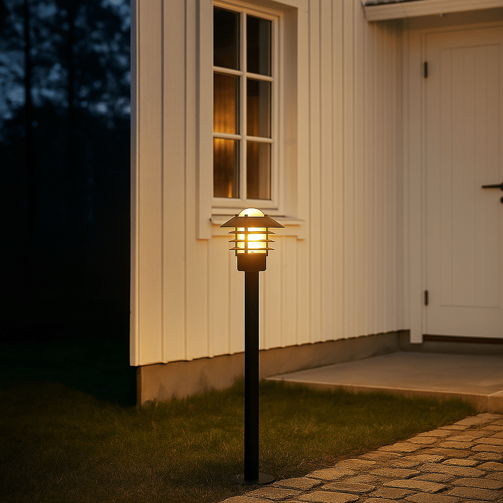 Ystad 100cm Schwarz pollarleuchten Von Nordic Lighting - Ideal f&uuml;r den Einsatz am Eingang, entlang der Fassade oder als dekorative Beleuchtung im Garten.