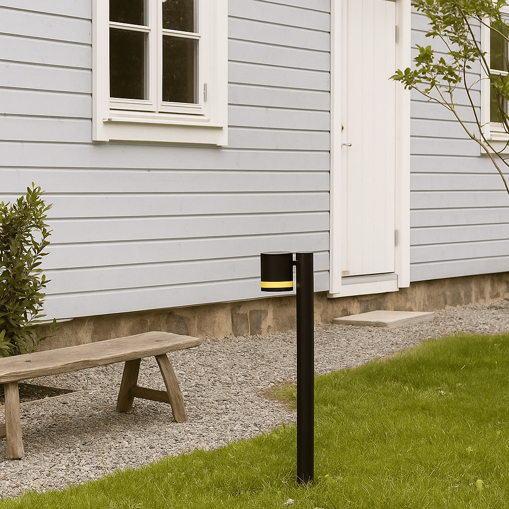 Karlshamn 80cm Schwarz pollarleuchten Von Nordic Lighting - Ideal f&uuml;r den Einsatz am Eingang, entlang der Fassade oder als dekorative Beleuchtung im Garten.