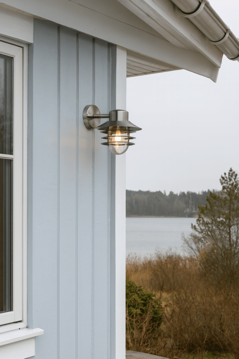 Ystad Gebürsteter Stahl außenlampe Von Nordic Lighting - Das Licht breitet sich angenehm durch das Glas aus und schafft eine einladende Atmosph&auml;re am Eingang, an der Fassade oder entlang der Hauswand.
