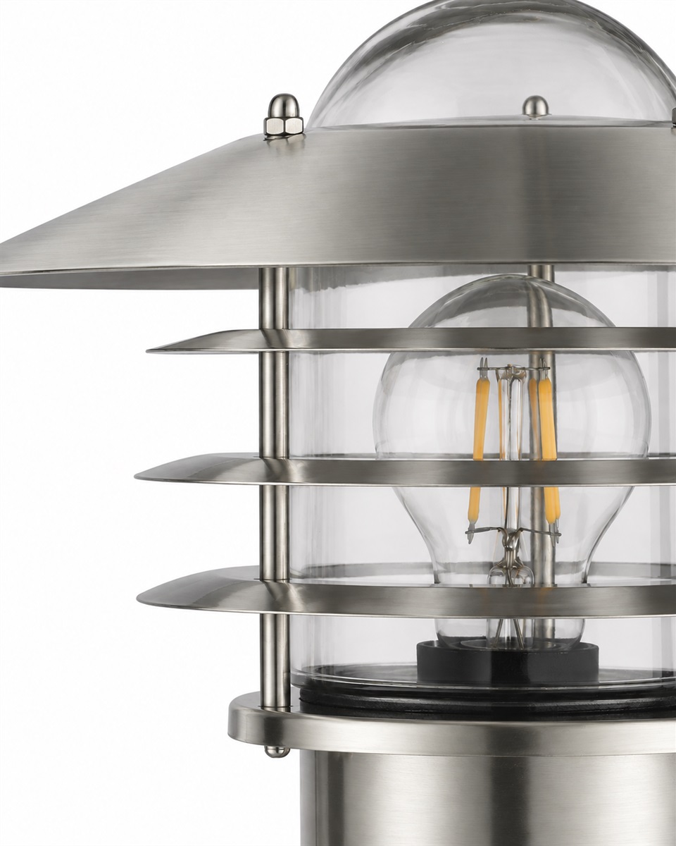Kalmar Gebürsteter Stahl außenlampe Von Nordic Lighting - Die Kalmar Wandleuchte ist eine klassische und stilvolle Au&szlig;enleuchte aus Aluminium mit Klarglas.
