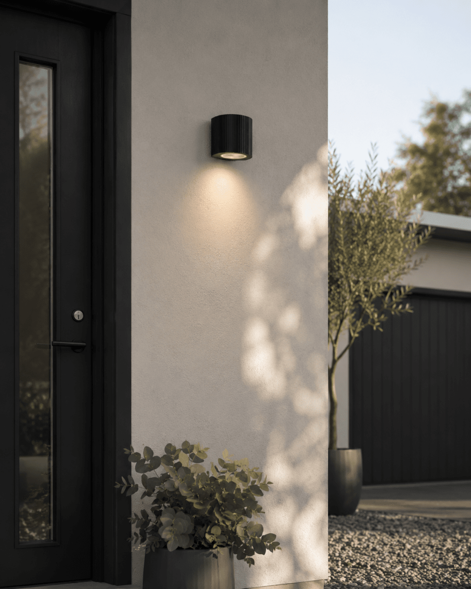 Freja Single Schwarz außenlampe Von Lampan - Freja passt perfekt an den Eingangsbereich, die Garageneinfahrt oder die Terrasse und wird so zum funktionalen und zugleich dekorativen Element.