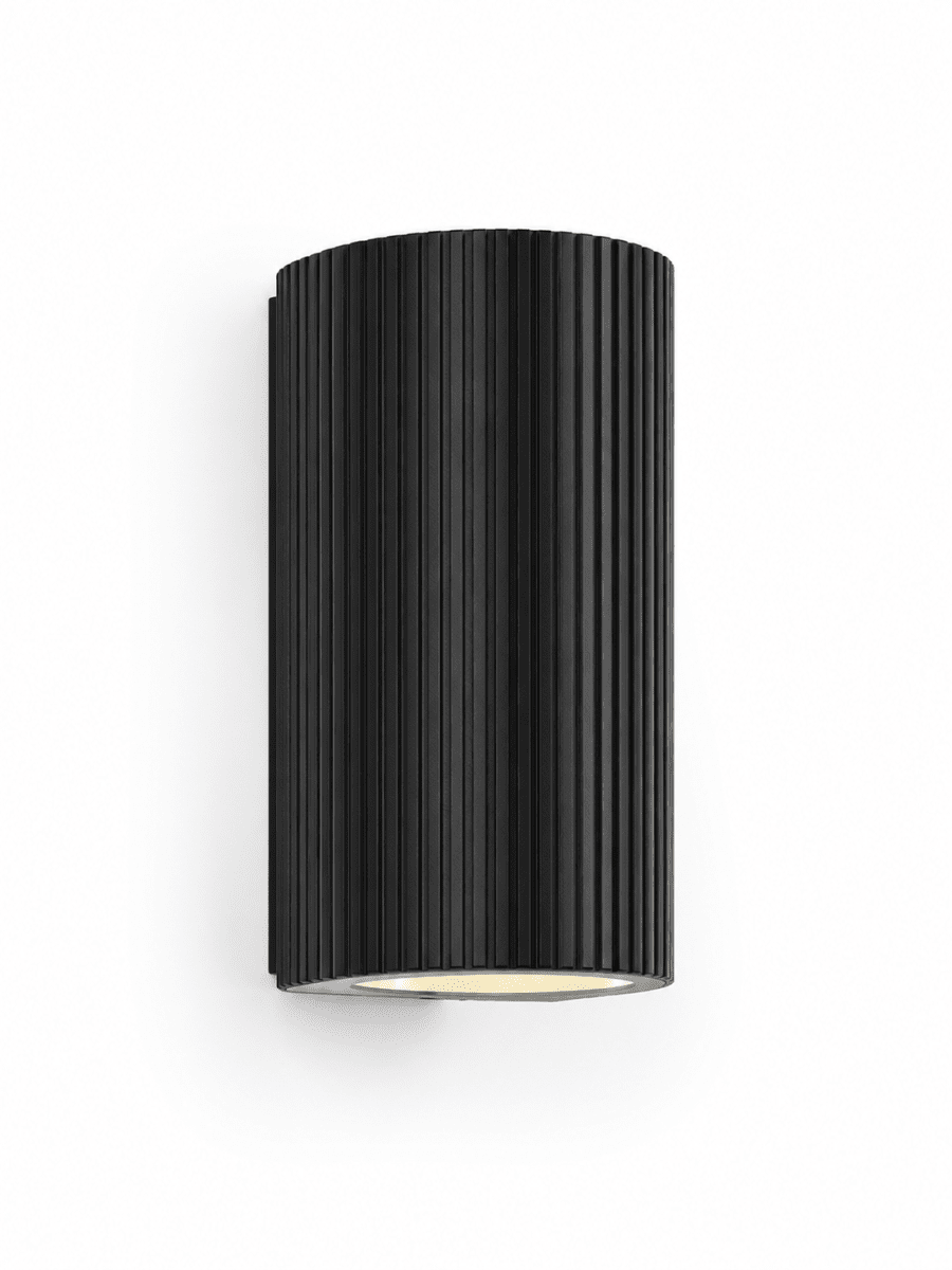 Freja Duo Schwarz außenlampe Von Lampan - Freja passt perfekt an den Eingang, die Garageneinfahrt oder die Terrasse und wird so zu einem funktionalen und zugleich dekorativen Element.