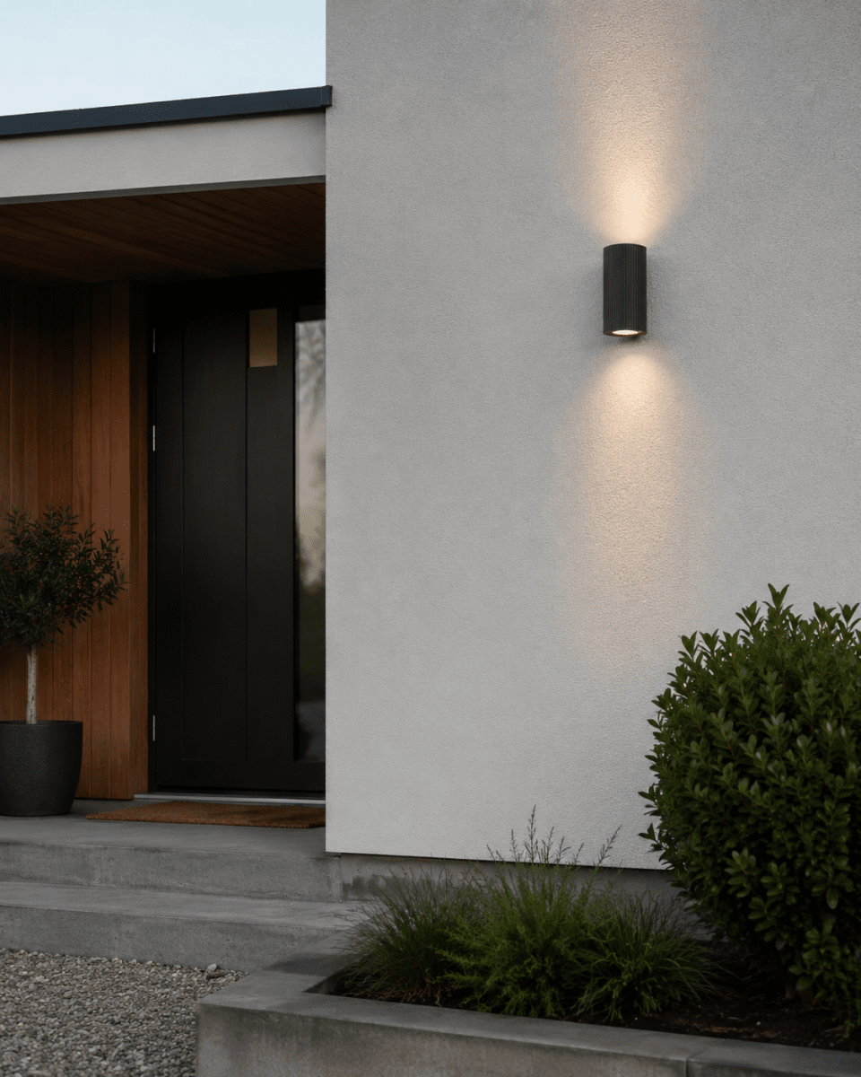Freja Duo Anthrazit außenlampe Von Lampan - Freja passt perfekt an den Eingang, die Garageneinfahrt oder die Terrasse und wird so zu einem funktionalen und zugleich dekorativen Element.