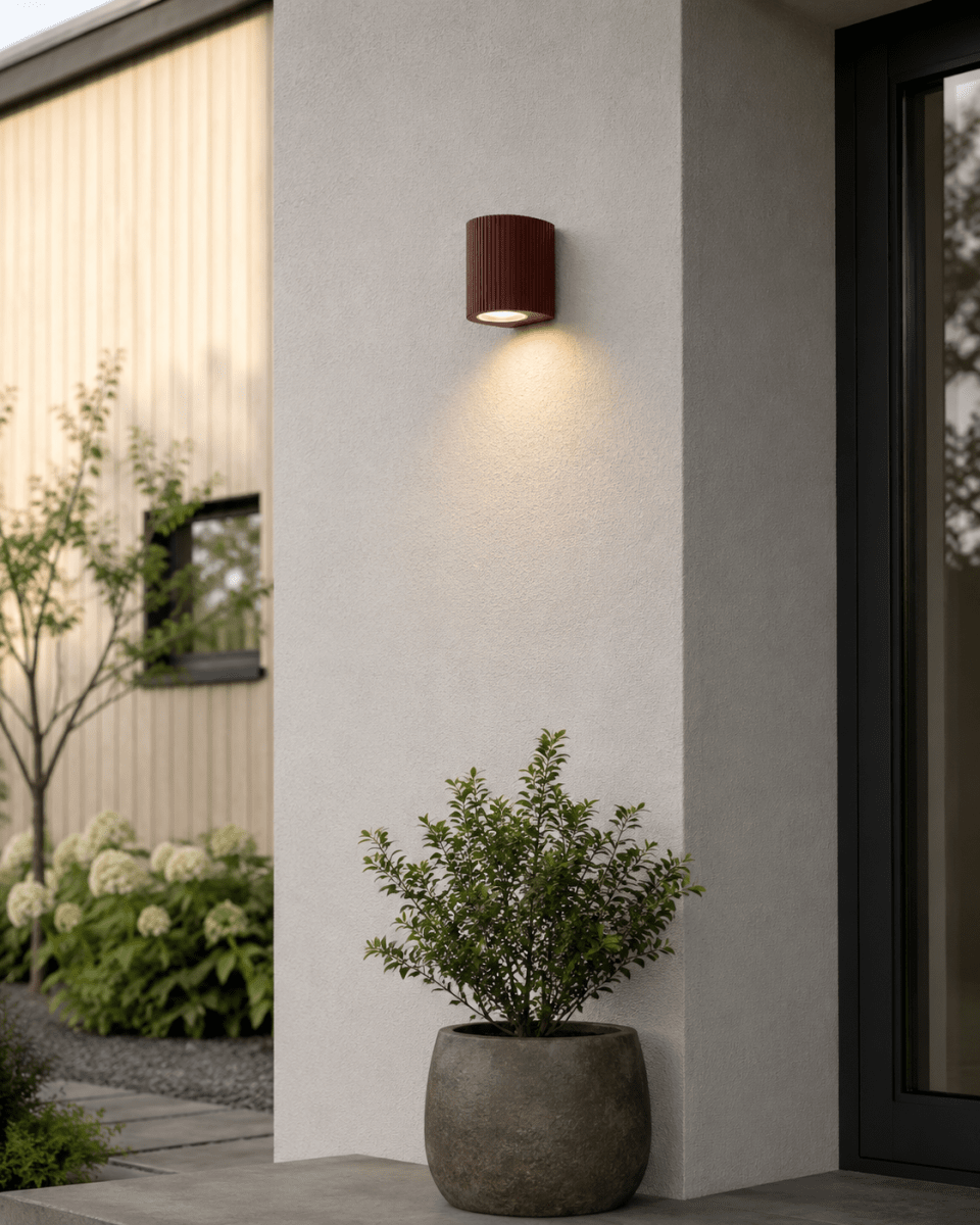 Freja Single Rost außenlampe Von Lampan - Freja passt perfekt an den Eingangsbereich, die Garageneinfahrt oder die Terrasse und wird so zum funktionalen und zugleich dekorativen Element.