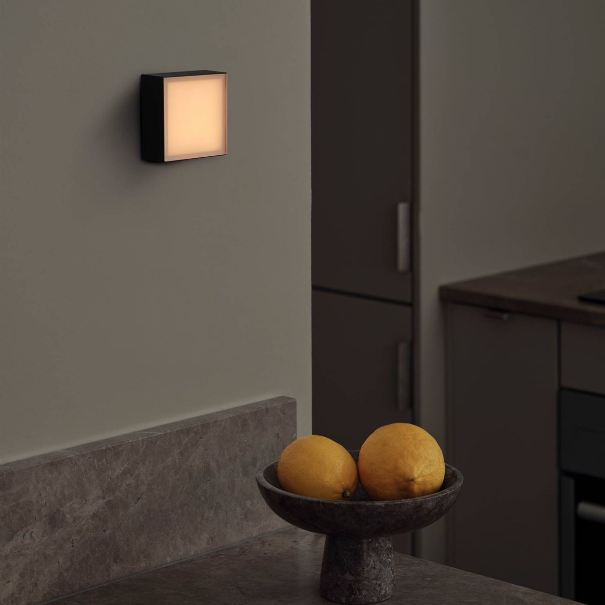 LAMP 1 - EU Schwarz Von Avolt - Diese praktische kleine Lampe wird direkt an die Steckdose (230 V) angeschlossen und eignet sich perfekt als Nachtlicht oder Stimmungslicht im Flur, Schlafzimmer oder anderen Räumen, in denen Sie ein sanftes Licht wünschen.