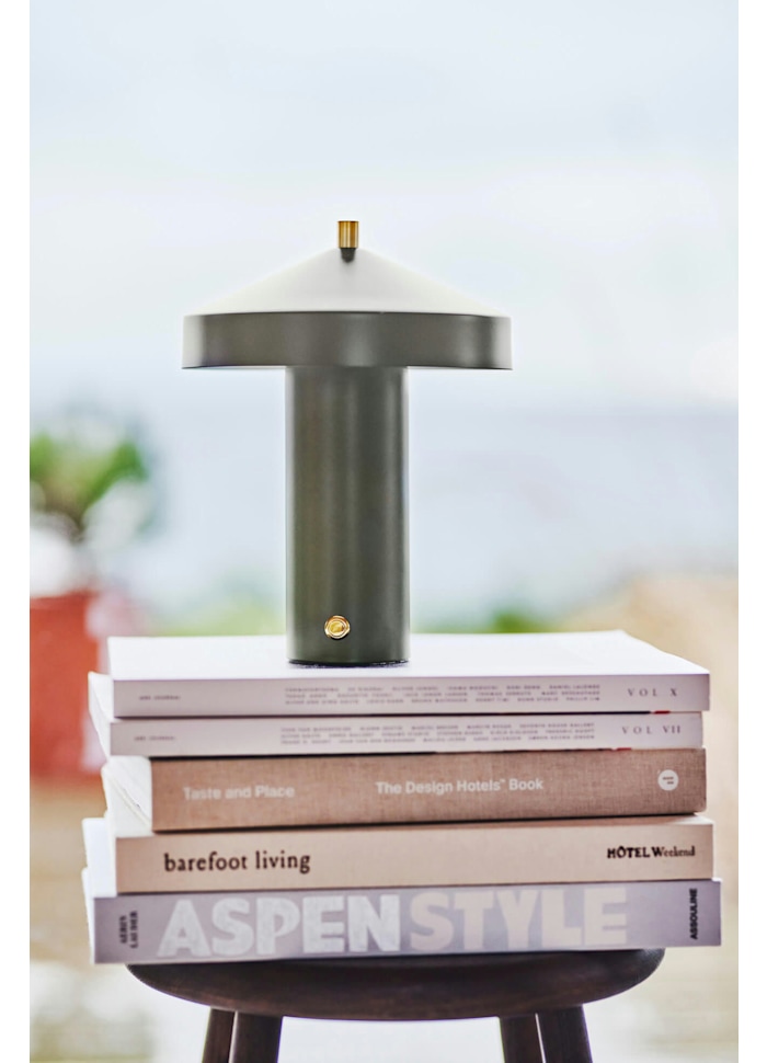 Hatto 25cm Grün tragbare Von OYOY - Mit einer Dimmfunktion in drei Stufen und energieeffizienter LED bietet sie anpassbares und angenehmes Licht f&uuml;r unterschiedliche Bed&uuml;rfnisse.