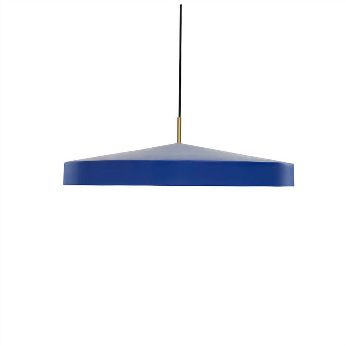 Hatto Ø65 Blau hängelampe Von OYOY - Die Hatto Pendelleuchte in Blau besticht durch ihr stilvolles Design mit matter Oberfl&auml;che, eleganten Messingdetails und einem Textilkabel.
