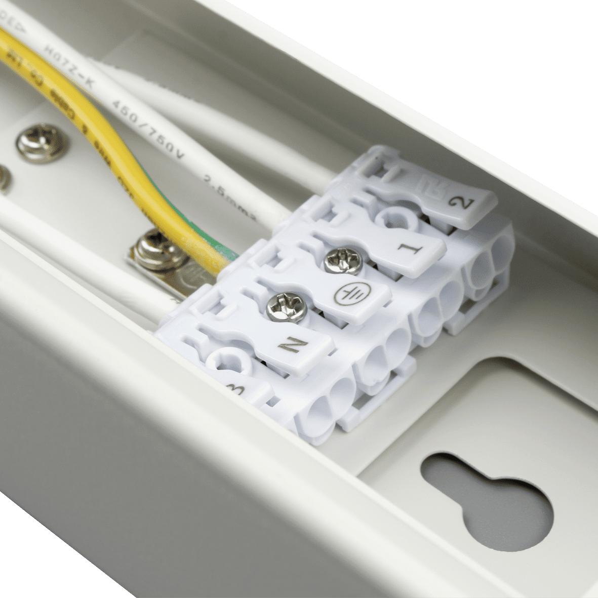 Liny Basic 4000K 130cm Weiß Von Designlight - Die Liny Basic ist eine robuste und energieeffiziente Industrieleuchte mit LED-Technologie, die f&uuml;r die Allgemeinbeleuchtung in Industrie- und Gesch&auml;ftsumgebungen entwickelt wurde, in denen wei&szlig;es Licht gew&uuml;nscht ist.