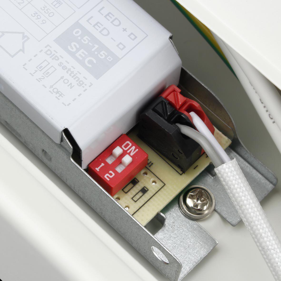 Liny Basic 3000K 130cm Weiß Von Designlight - Die Liny Basic ist eine robuste und energieeffiziente Industrieleuchte mit LED-Technologie, die f&uuml;r die Allgemeinbeleuchtung in Industrie- und Gesch&auml;ftsumgebungen mit warmwei&szlig;em Licht konzipiert wurde.