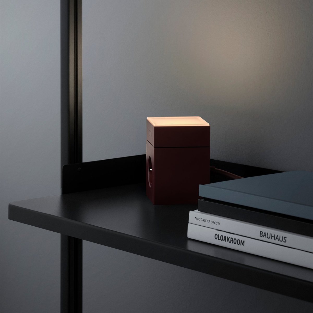 LAMP 1 - EU Burgund Von Avolt - Diese praktische kleine Lampe wird direkt an die Steckdose (230 V) angeschlossen und eignet sich perfekt als Nachtlicht oder Stimmungslicht im Flur, Schlafzimmer oder anderen Räumen, in denen Sie ein sanftes Licht wünschen.