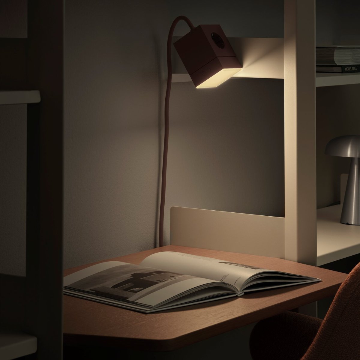 LAMP 1 - EU Burgund Von Avolt - Diese praktische kleine Lampe wird direkt an die Steckdose (230 V) angeschlossen und eignet sich perfekt als Nachtlicht oder Stimmungslicht im Flur, Schlafzimmer oder anderen Räumen, in denen Sie ein sanftes Licht wünschen.
