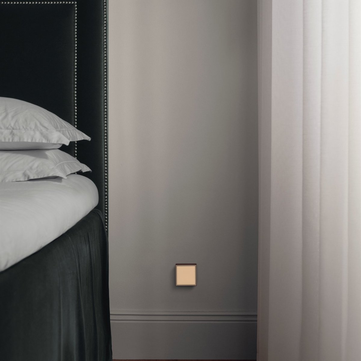 LAMP 1 - EU Burgund Von Avolt - Diese praktische kleine Lampe wird direkt an die Steckdose (230 V) angeschlossen und eignet sich perfekt als Nachtlicht oder Stimmungslicht im Flur, Schlafzimmer oder anderen Räumen, in denen Sie ein sanftes Licht wünschen.