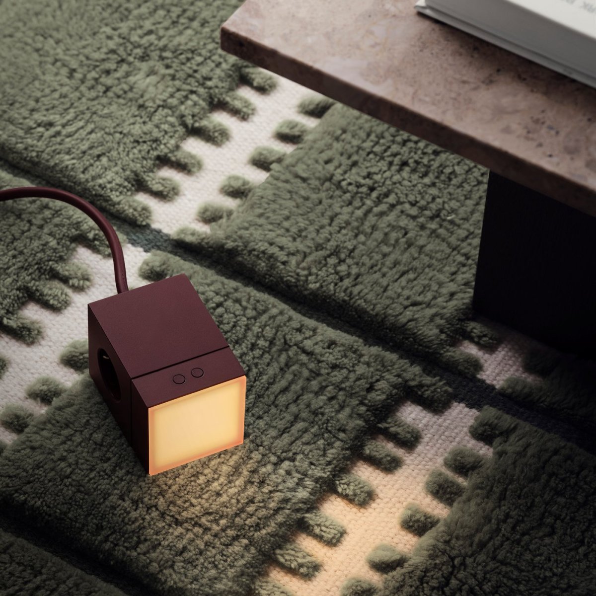 LAMP 1 - EU Burgund Von Avolt - Diese praktische kleine Lampe wird direkt an die Steckdose (230 V) angeschlossen und eignet sich perfekt als Nachtlicht oder Stimmungslicht im Flur, Schlafzimmer oder anderen Räumen, in denen Sie ein sanftes Licht wünschen.