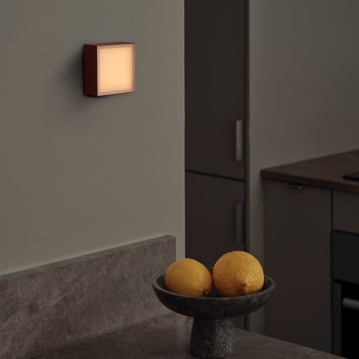 LAMP 1 - EU Burgund Von Avolt - Diese praktische kleine Lampe wird direkt an die Steckdose (230 V) angeschlossen und eignet sich perfekt als Nachtlicht oder Stimmungslicht im Flur, Schlafzimmer oder anderen Räumen, in denen Sie ein sanftes Licht wünschen.