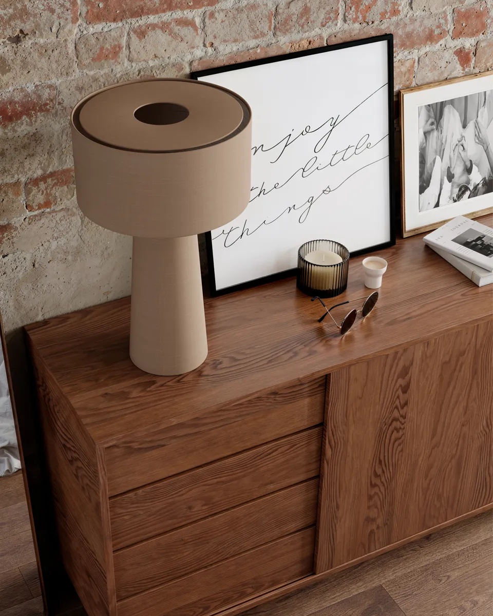 Linum 50cm Beige tischlampe Von By Rydéns - Linum ist eine stilvolle und dekorative Tischleuchte aus beigefarbenem Leinen, die Ihrem Zuhause eine sanfte und harmonische Note verleiht.