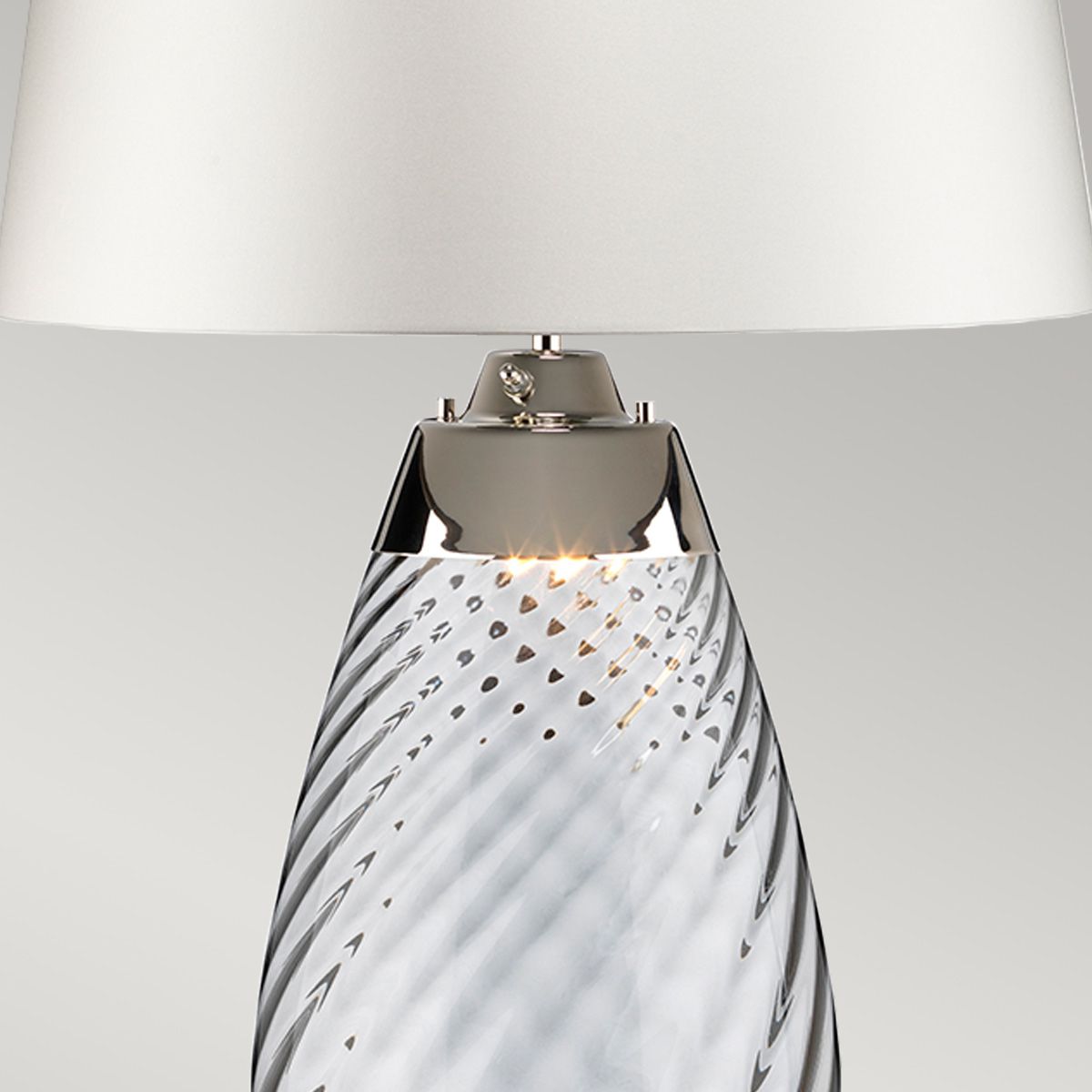Lena 74cm Weiß/Rauch tischlampe Von Elstead Lighting - Sk&auml;rmen &auml;r av satinmjuk textil i en offwhite f&auml;rg med en matt silverlaminerad insida.