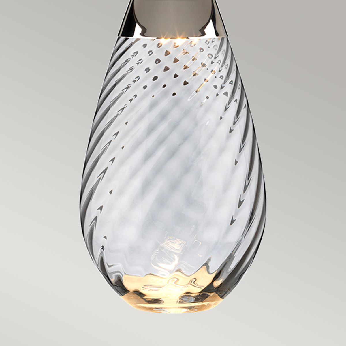 Lena 74cm Weiß/Rauch tischlampe Von Elstead Lighting - Sk&auml;rmen &auml;r av satinmjuk textil i en offwhite f&auml;rg med en matt silverlaminerad insida.