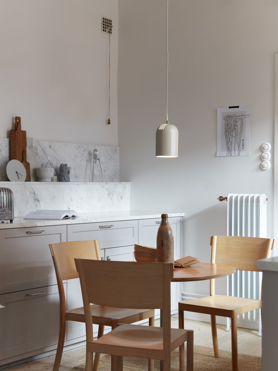 Lennon Ø12 Beige fensterlampe Von CO Bankeryd - Die Lampe kann einzeln &uuml;ber einer Werkbank in der K&uuml;che, in einem Fenster oder in einer Gruppe &uuml;ber dem Esstisch aufgeh&auml;ngt werden.