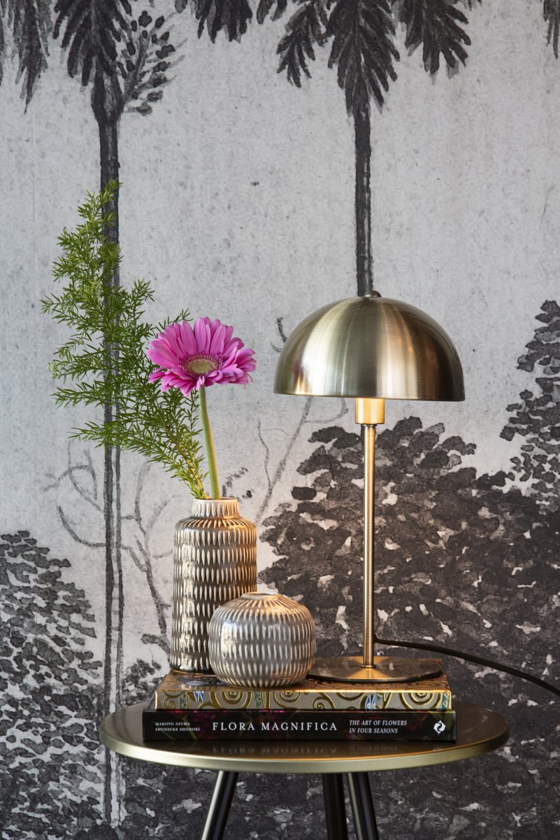 Bonnet 40cm Messing tischlampe Von Leitmotiv - Die elegante Messingoberfläche verleiht ihr einen klassischen und zeitlosen Ausdruck, während die Leuchte ein warmes und angenehmes Licht verbreitet.