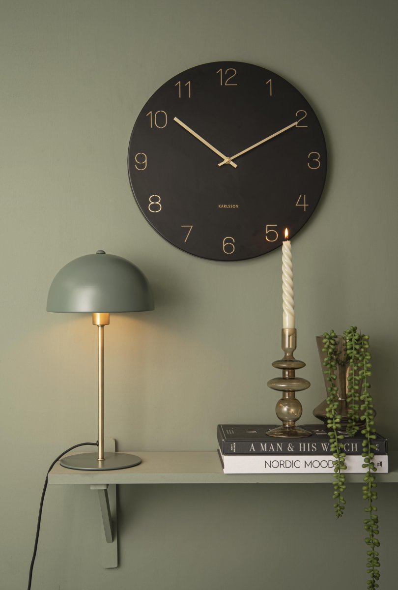 Bonnet 40cm Grün tischlampe Von Leitmotiv - Der dezent grüne Schirm und die eleganten Messingdetails verleihen ihr einen stilvollen und trendigen Look, während die Leuchte ein warmes und angenehmes Licht verbreitet.