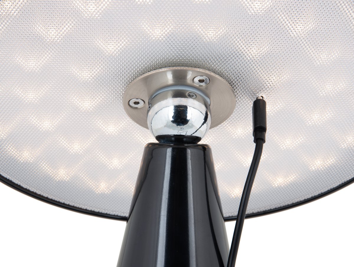Phoebe LED 26cm Schwarz tragbare Von Leitmotiv - Die Lampe ist über die Touch-Taste auf dem Bildschirm in drei Stufen dimmbar und bietet nach vollständiger Aufladung bis zu 8 Stunden Licht.