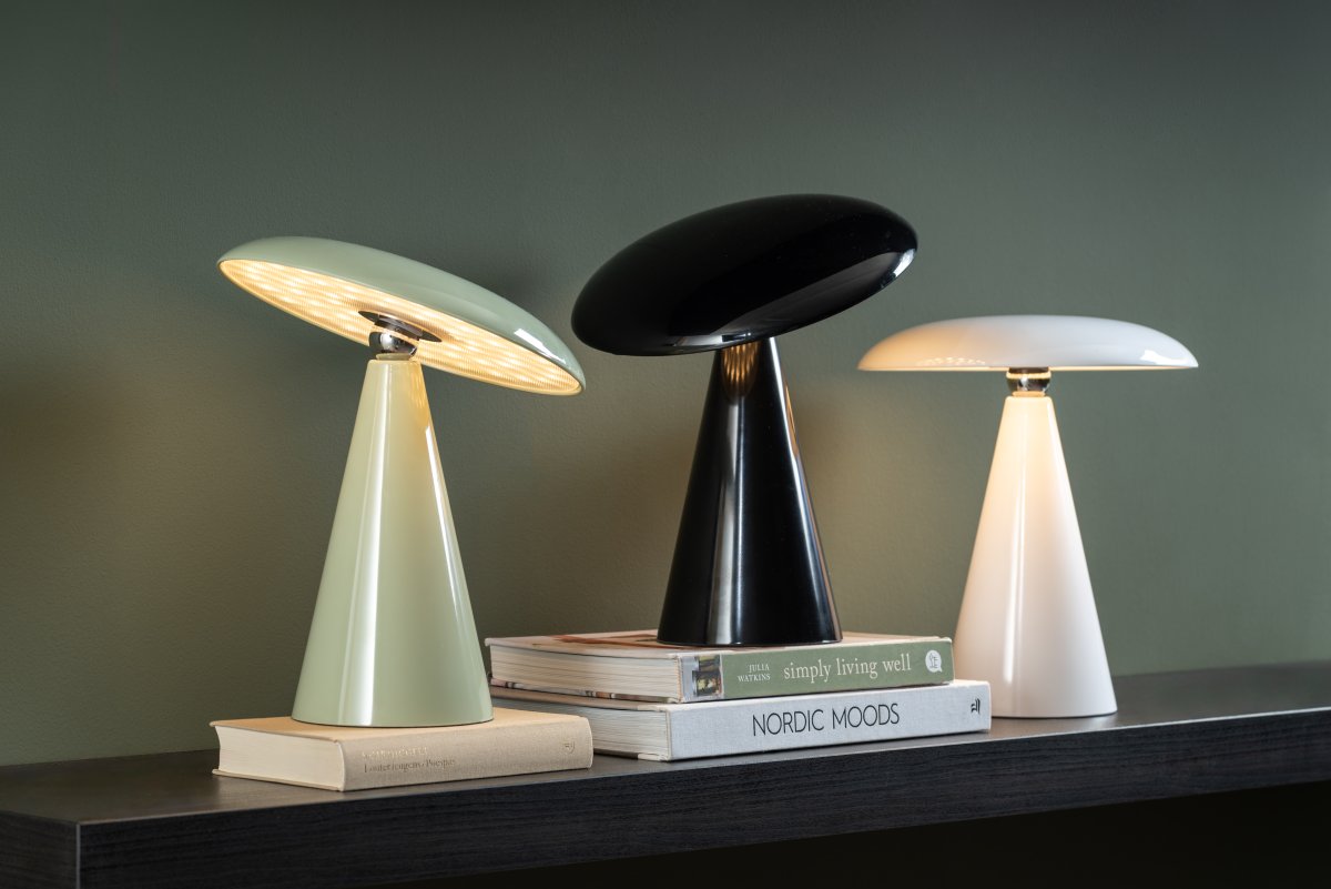 Phoebe LED 26cm Weiß tragbare Von Leitmotiv - Die Lampe ist über die Touch-Taste auf dem Bildschirm in drei Stufen dimmbar und bietet nach vollständiger Aufladung bis zu 8 Stunden Licht.