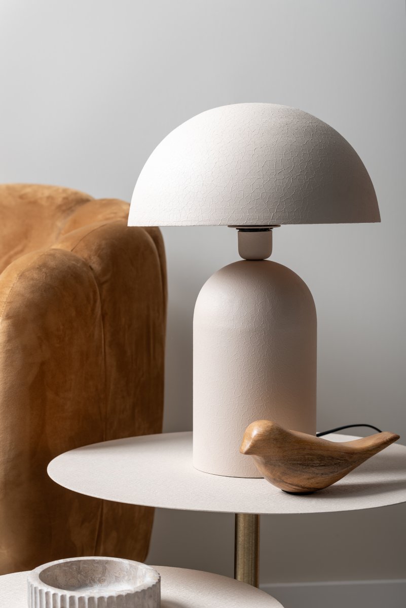 Boaz 43cm Beige tischlampe Von Leitmotiv - Die beige Oberfläche mit ihrer strukturierten, fast keramikartigen Struktur verleiht der Leuchte eine sanfte und lebendige Ausstrahlung.