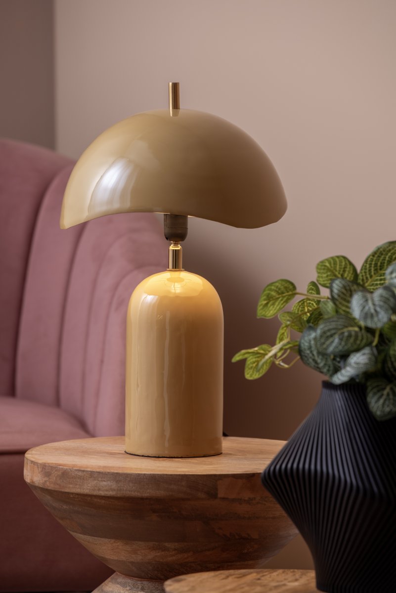 Querido 40cm Gelb tischlampe Von Leitmotiv - Gefertigt aus Metall mit glänzendem, honiggelbem Finish und goldfarbenen Details, ist sie eine stilvolle Bereicherung für Ihr Zuhause.