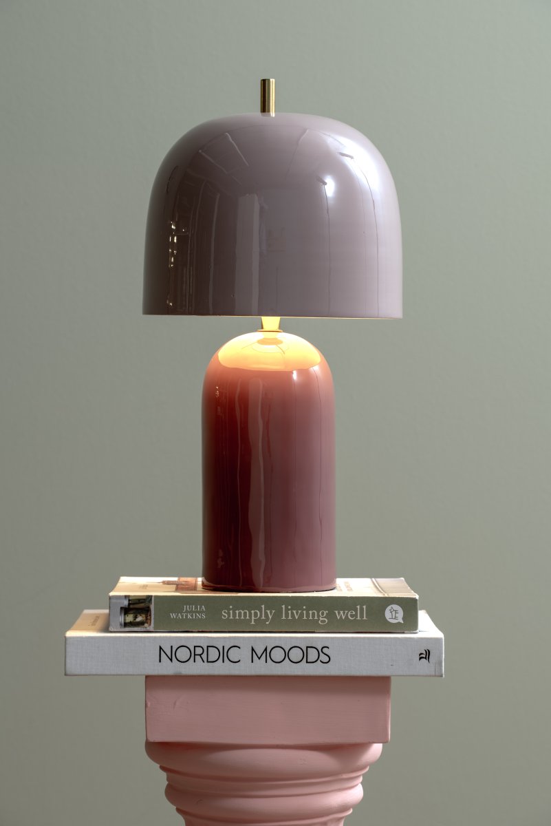 Rico 43cm Lila tischlampe Von Leitmotiv - Der bordeauxrote Lampenfuß harmoniert perfekt mit dem helleren, lavendelfarbenen Schirm und erzeugt so einen sanften und modernen Kontrast.