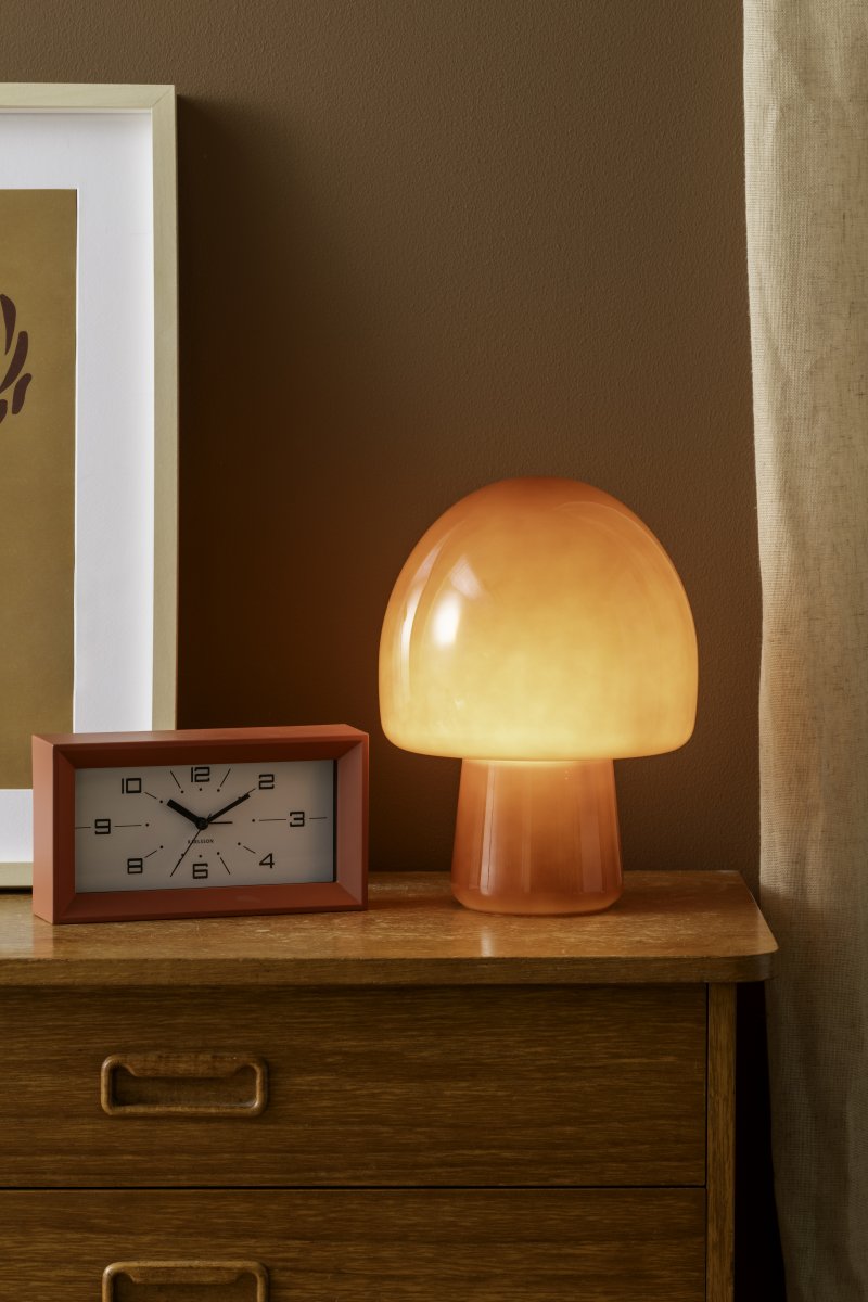 Gozar 27cm ROT tischlampe Von Leitmotiv - Die Leuchte wird mit einem 2 m langen schwarzen Textilkabel, einem Netzschalter und einem Netzstecker geliefert.