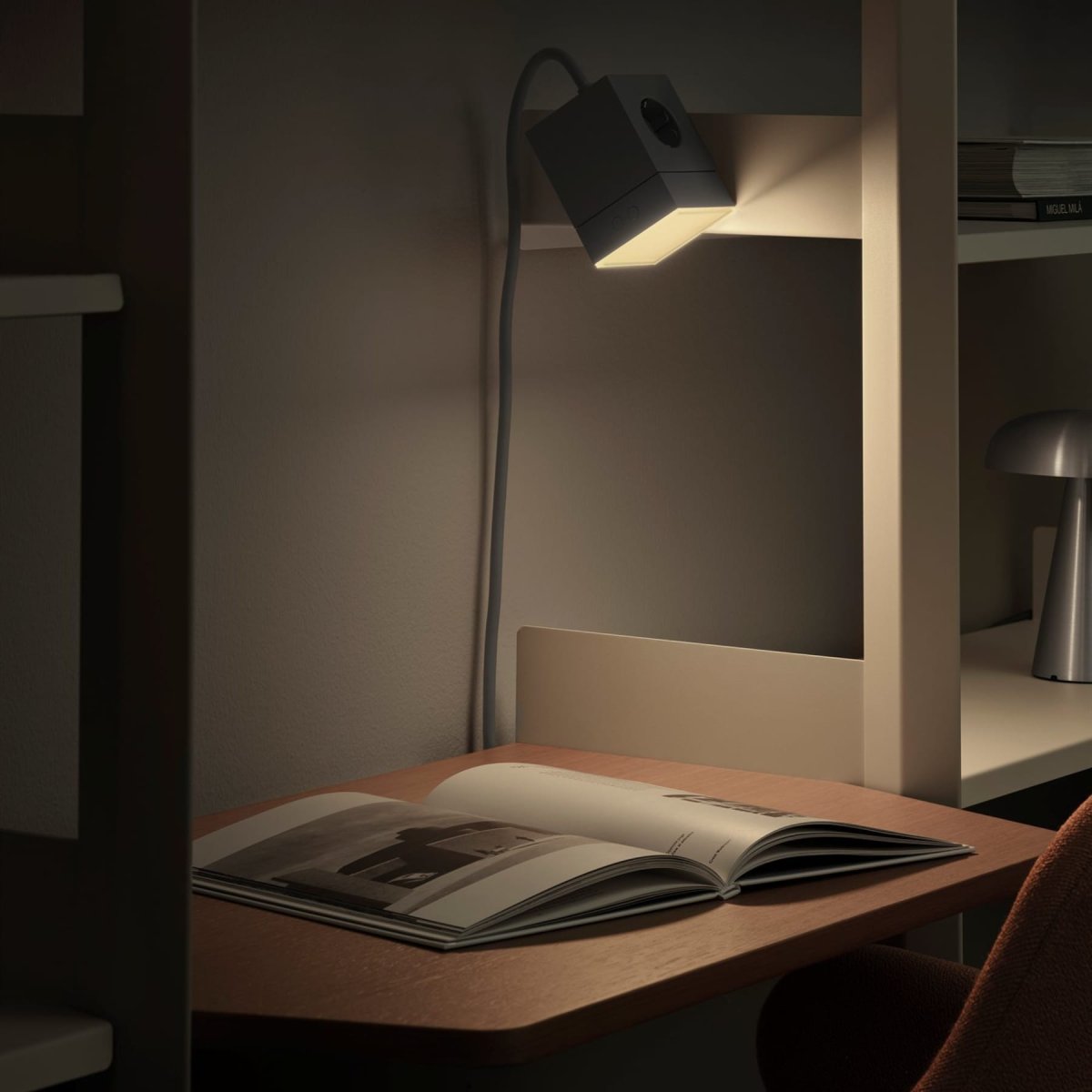 LAMP 1 - EU Grau Von Avolt - Diese praktische kleine Lampe wird direkt an die Steckdose (230 V) angeschlossen und eignet sich perfekt als Nachtlicht oder Stimmungslicht im Flur, Schlafzimmer oder anderen R&auml;umen, in denen Sie ein sanftes Licht w&uuml;nschen.