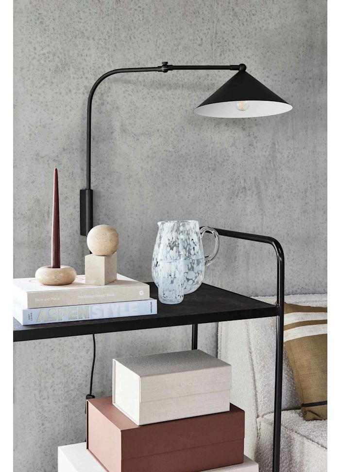 Kasa 60cm Schwarz wandlampe Von OYOY - Dank ihrer eleganten Form passt die Leuchte in jedes Interieur und verleiht dem Raum Charakter und Stil.