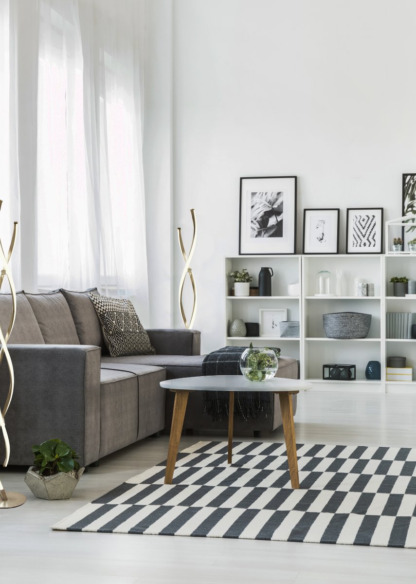 Swirl Stahl stehlampe Von Aneta Lighting - Die gedrehte Form bringt Leben in den Raum und sorgt f&uuml;r eine sch&ouml;ne Lichtverteilung, die durch die eingebaute integrierte LED-Beleuchtung noch verst&auml;rkt wird.