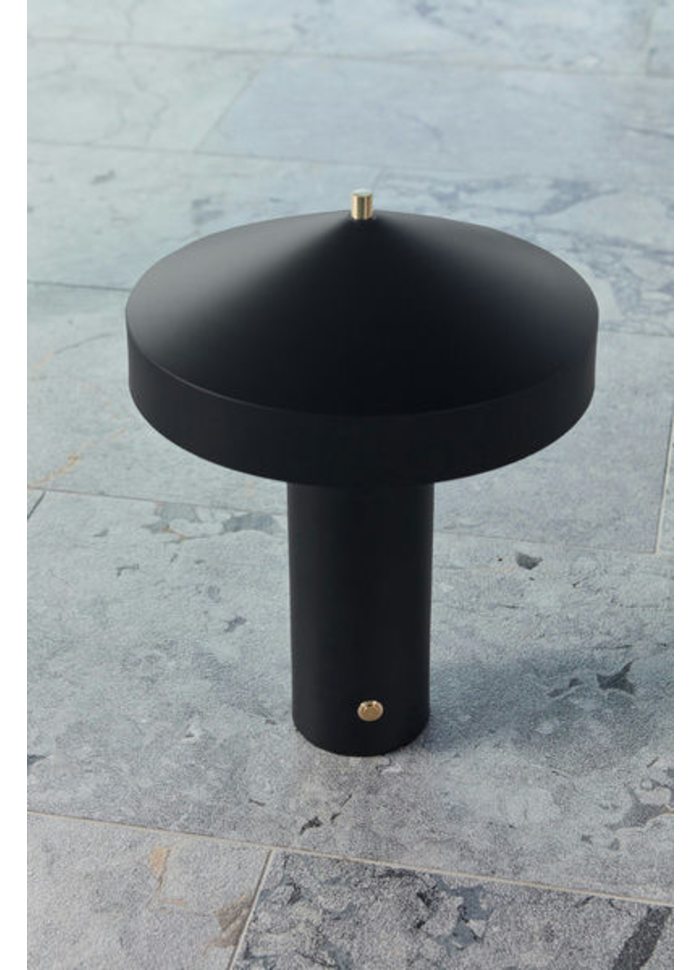 Hatto 40cm Schwarz tischlampe Von OYOY - Die Leuchte ist Teil der beliebten Hatto-Serie und in mehreren modernen Farben erhältlich.