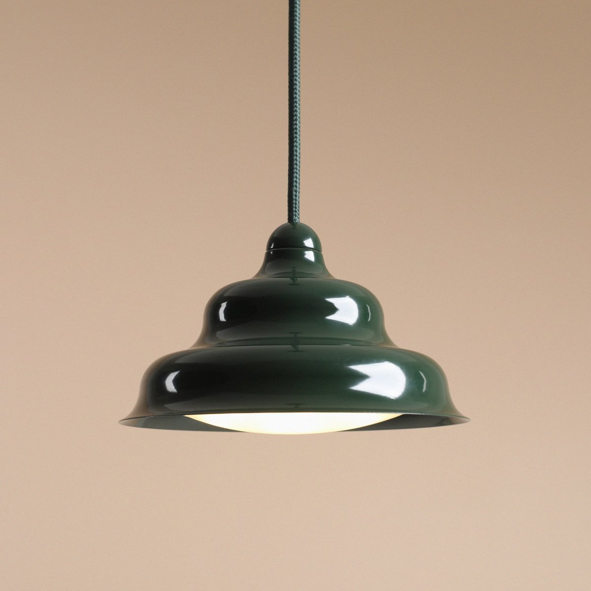Wave Ø17 Dunkelgrün hängelampe Von Artera - Wave ist eine moderne Pendelleuchte im Retro-Design und damit eine vielseitige Leuchte, die in jedes Zuhause passt.