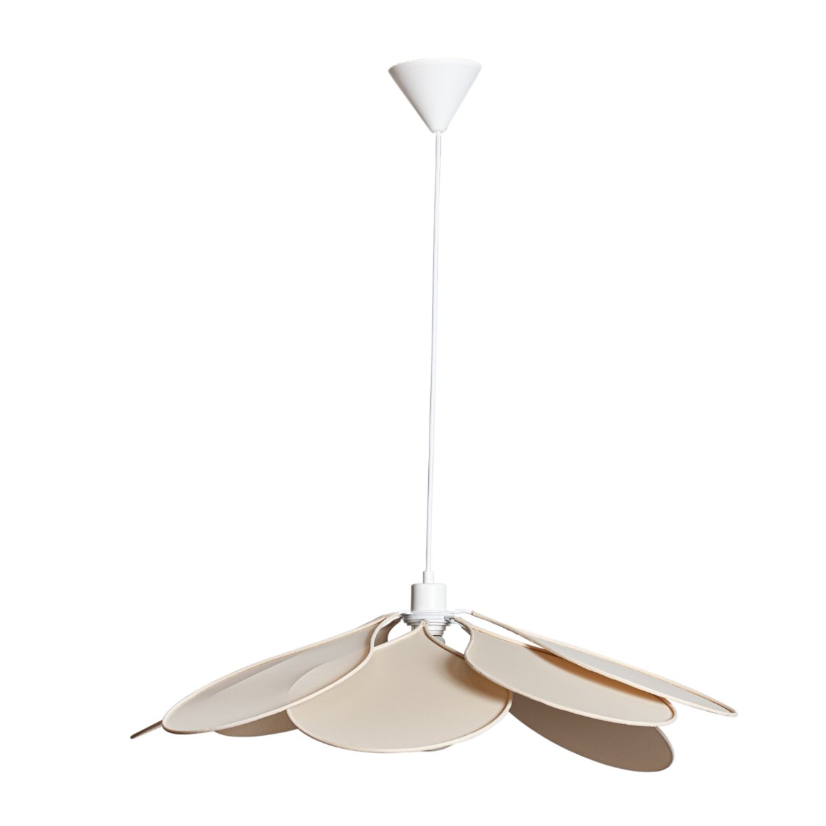 Magnolia Ø80 Beige hängelampe Von Cottex - Die Lampe besteht aus einem Metallrahmen und sanft geschwungenen, mit beigefarbenem Stoff bezogenen Bl&auml;ttern, die eine sch&ouml;ne und luftige Silhouette erzeugen.
