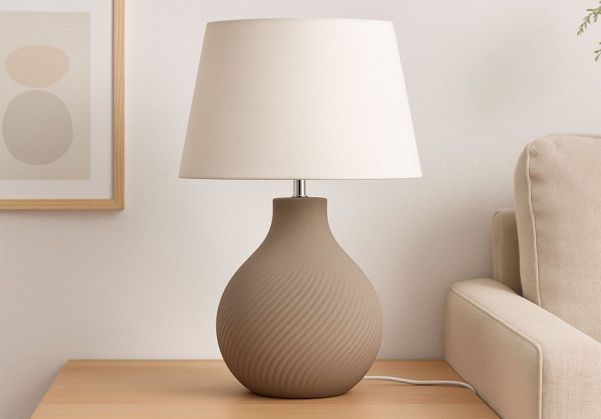 Manchester 50cm Braun tischlampe Von Nordic Lighting - Die warme Farbgebung und das stilvolle Design machen die Leuchte zu einem zeitlosen Einrichtungselement, das perfekt f&uuml;r eine harmonische und einladende Atmosph&auml;re im Zuhause ist.