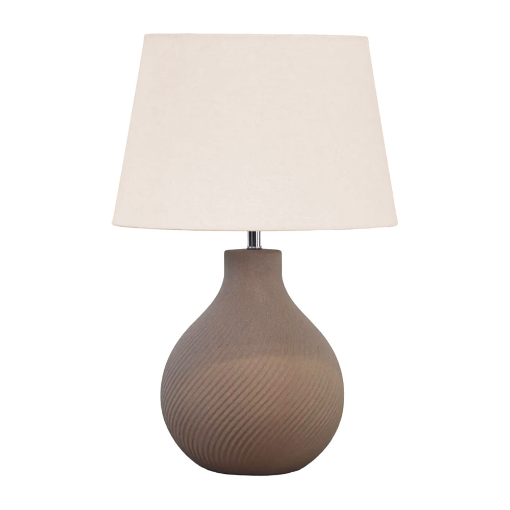 Manchester 50cm Braun tischlampe Von Nordic Lighting - Die warme Farbgebung und das stilvolle Design machen die Leuchte zu einem zeitlosen Einrichtungselement, das perfekt f&uuml;r eine harmonische und einladende Atmosph&auml;re im Zuhause ist.