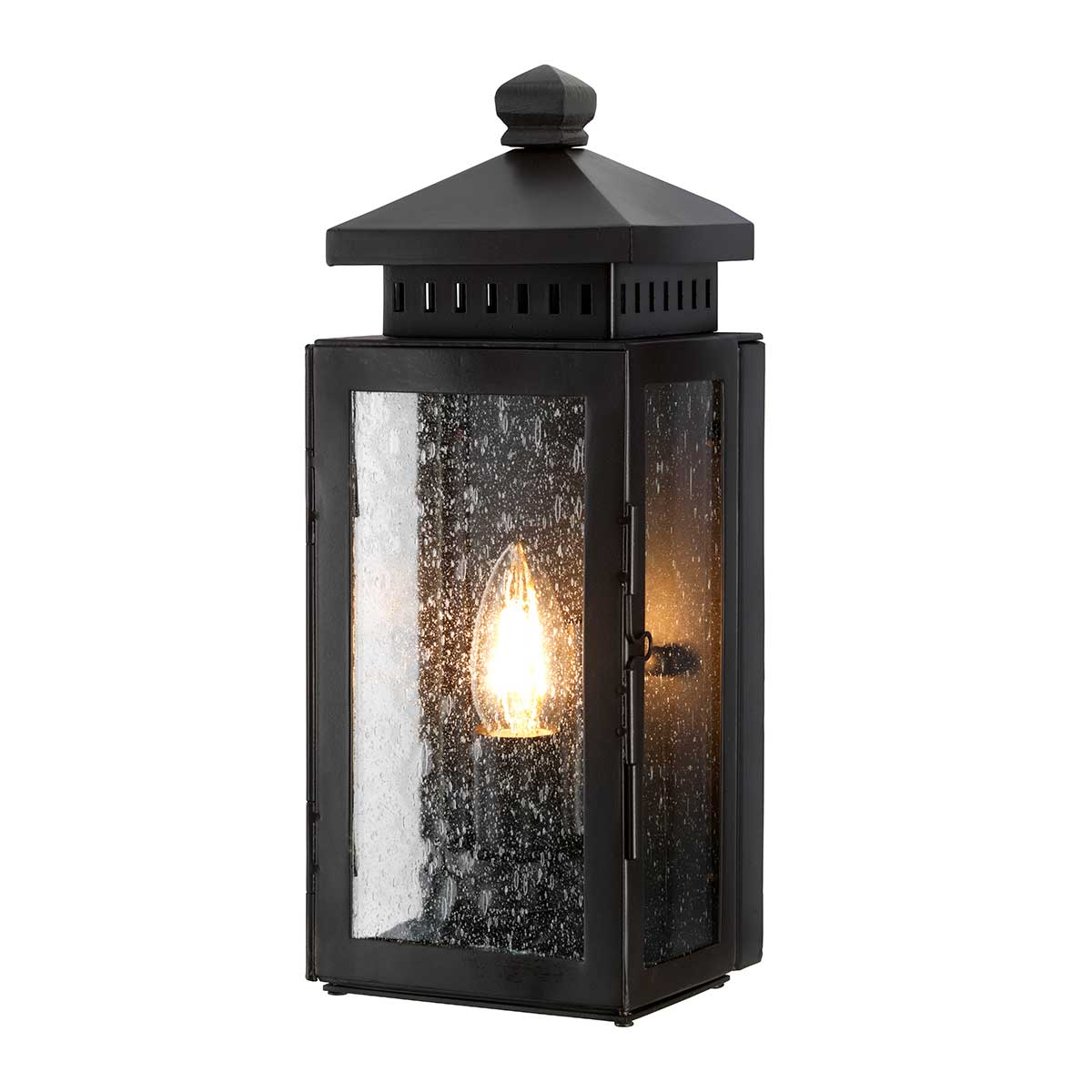 Matlock Antike Bronze außenlampe Von Elstead Lighting - Die robuste Konstruktion mit Flügeltüren ermöglicht einen einfachen Wechsel der Lichtquelle und die klaren Glasscheiben verbreiten ein einladendes Licht.