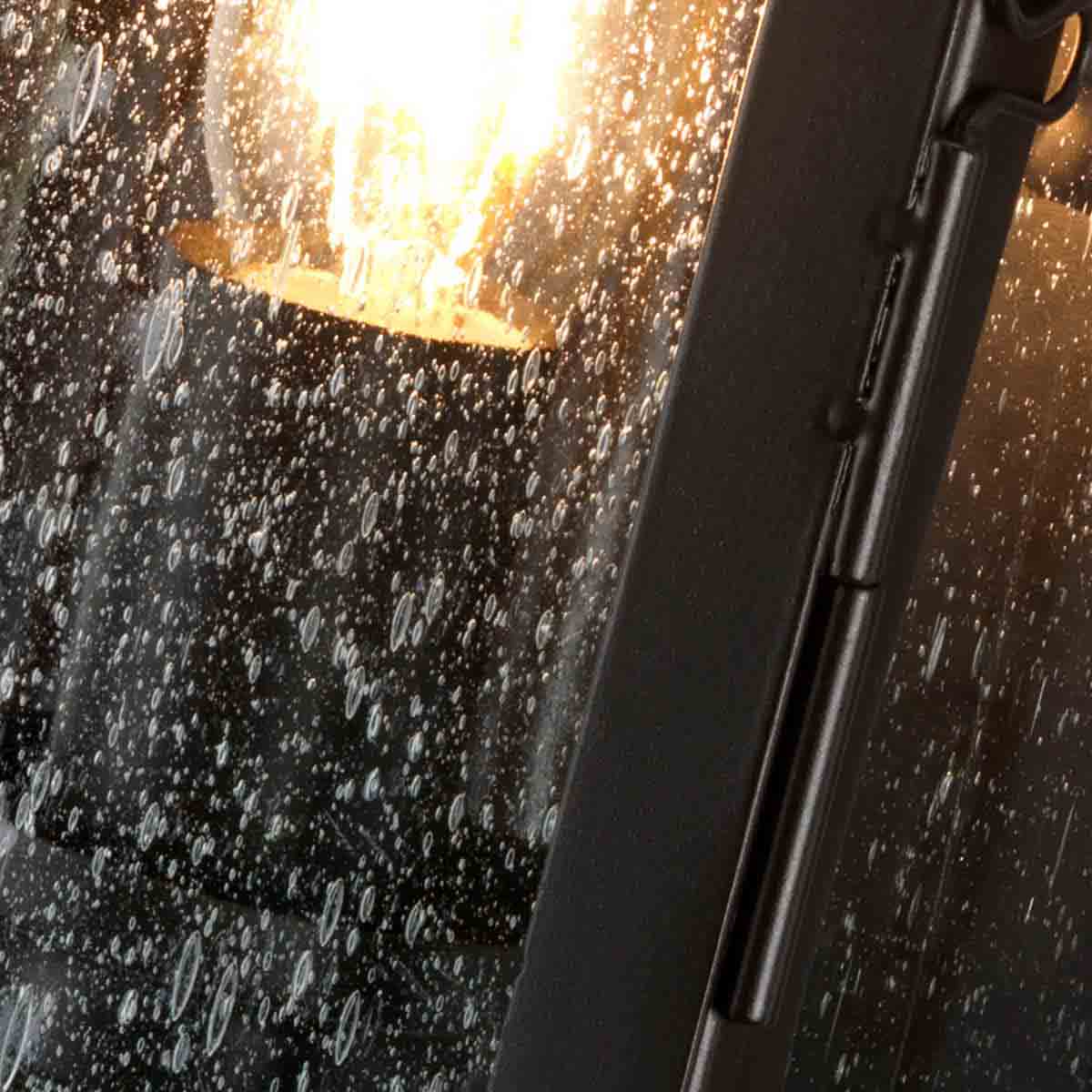 Matlock Antike Bronze außenlampe Von Elstead Lighting - Die robuste Konstruktion mit Flügeltüren ermöglicht einen einfachen Wechsel der Lichtquelle und die klaren Glasscheiben verbreiten ein einladendes Licht.